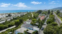 Oceanview home walking distance to beach, pier & short drive to downtown Ventura - 4-Star
