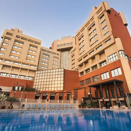 The Suryaa New Delhi Отели рядом с достопримечательностью «Храм Лотоса»