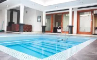 Sutan Raja Villa Kuningan Hotels in Cilimus