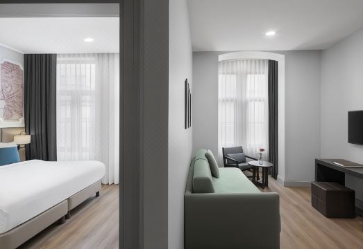 아카 스위트 탁심의 깔끔한 객실 내부