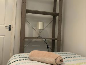 Small Modern Comfortable 2 Bedroom Apartment (Cmyr)