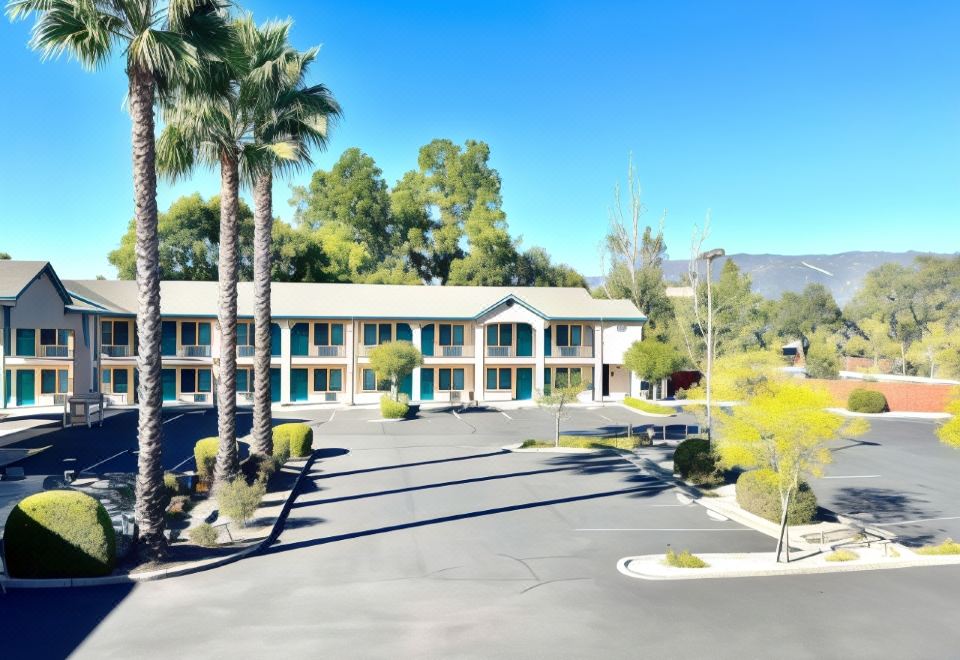 Cloverdale Wine Country Inn & Suites - Housity