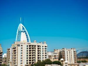 Iconic Views Apt with Balcony Close to the Beach