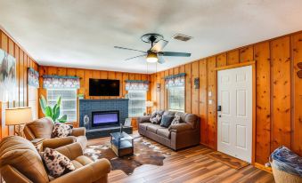 Grapeland Farm Retreat w/ Pool, Grill & Fire Pit
