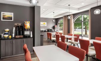 Days Inn & Suites by Wyndham Murfreesboro