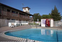 E-Z 8 Motel Newark - Pools