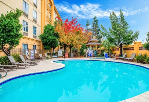 2. 라 퀸타 인 &..