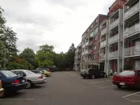 Adina Place Motel Apartments - parking