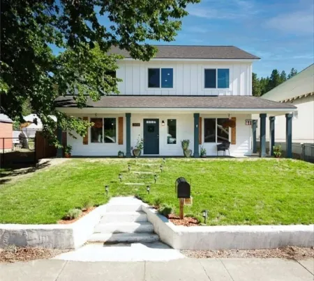 Bright and Cozy Home in the Heart of Cle Elum