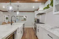 Two Story Suite Overlooking Historic Main Street Galena, IL. Sleeps 16!