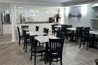 Days Inn by Wyndham Birmingham/West - breakfast