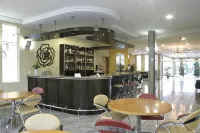 Barbur Plaza Hotel - bar