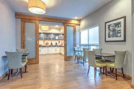 Hampton Inn Phoenix-Midtown (Downtown Area) Отели рядом с достопримечательностью «Центральная библиотека Бертон Барр»