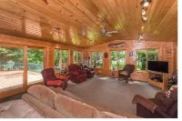 Perfect Summer rental in prime location on Washburn Lake