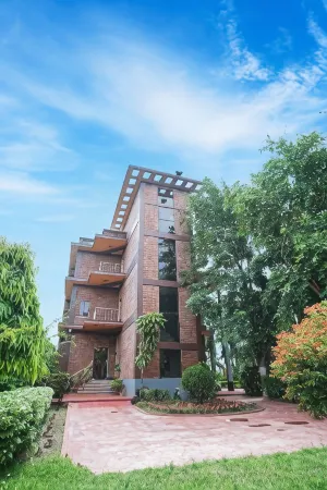 Whispering Woods Inn - Stay & Enjoy in Nature !