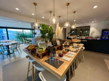 Campanile Orange Отели в г. Оранж