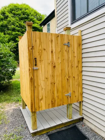 Spacious Farmhouse with Beach Parking Permit - Charming Elegant