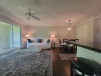 Updated Cozy Condo: 15 minutes from Surfside Beach Hôtels à proximité de : South Strand Recreation Center