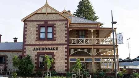 Anchorage Seafront Hotel Отели в г. Хиндмарш Айленд