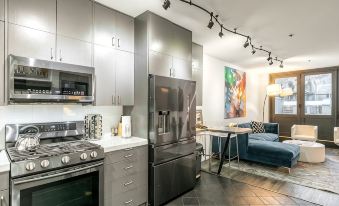 New San Juan 303 by AvantStay Modern Penthouse w Deck Overlooking Main Street