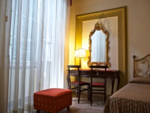 โรงแรมลาลูนา โรงแรมในลุกกา