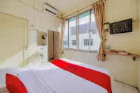 RedDoorz Near Soekarno Hatta Airport 3 Hotels in Kosambi