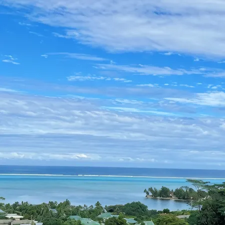 Bungalow with magnificent lagoon and mountain views, in a natural setting