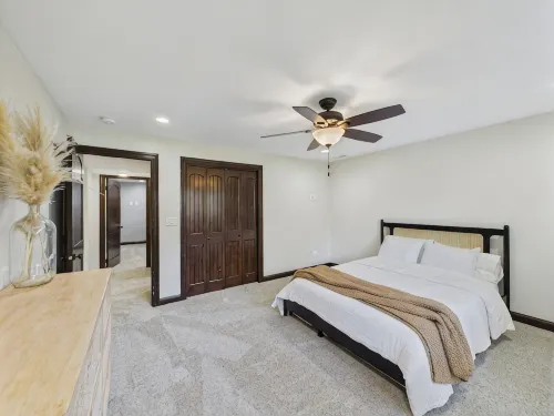 Spacious Sleeps 18+ 6-bedroom house with movie theatre, sports court, huge yard