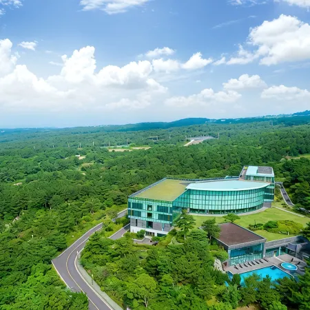 WE Hotel Jeju Отели рядом с достопримечательностью «Парк лабиринтов из зеленого чая»