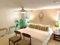 "Retro Retreat" Lakefront House Hotels in Bracey
