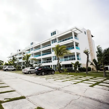 Beautiful 2 bedroom unit, free wifi, pool 3 minutes walk from beach