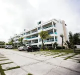 Beautiful 2 bedroom unit, free wifi, pool 3 minutes walk from beach - 2 ดาว