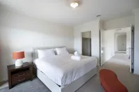Contemporary Family Living at 4 Seafarer Way