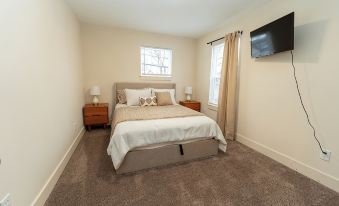 The Aniston; Brand new home in downtown New Albany minutes away from Louisville!