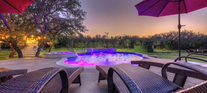 Oakridge Ranch: Pool + Hot-tub, Pickleball Court, Whiskey & Wine Room! Hotels in Blanco County