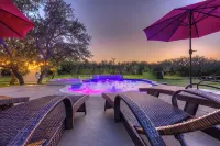 Oakridge Ranch: Pool + Hot-tub, Pickleball Court, Whiskey & Wine Room! - parking
