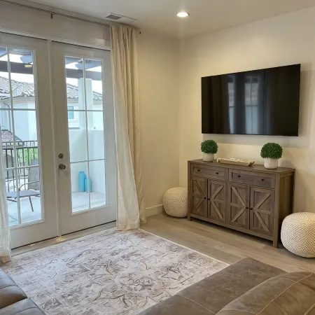 Charming 3-bedroom townhome with WiFi, AC in wonderful Washington