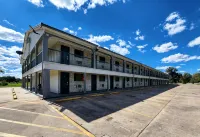 Scottish Inn & Suites - parking