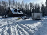 Charming cabin in wonderful New Sweden with 80 acres of woods and trails - Feriehus