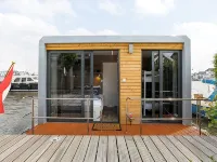 Houseboat Skoft with beautiful view over the water and on village Grou. Hotels in Grouw