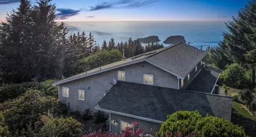 Stunning home, amazing ocean and forrest views! Pet friendly & close to beaches! - balcony