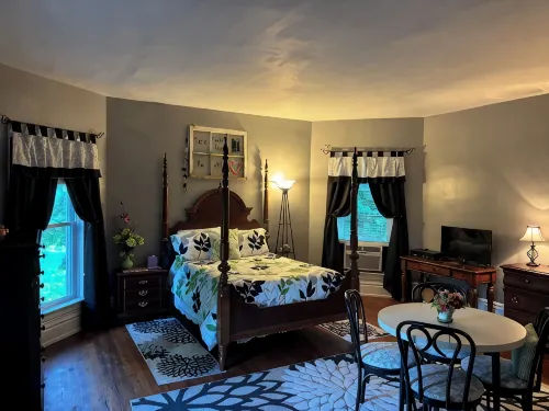 Farmhouse in the Country-Perfect Place to Relax and Enjoy Family and Friends! - 3-Star