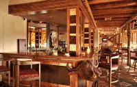 Victoria Falls Safari Club - bar