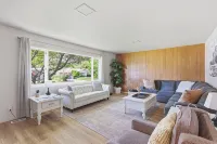 Mid Century Modern-5 min from I-5