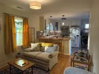 Newly renovated cottage in Clayton Historic District - a short drive to Raleigh
