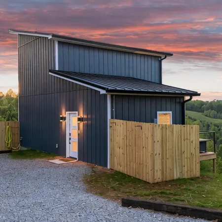 Serenity Villa: Luxurious Retreat with Hot Tub, Rooftop Deck & Mountain View's