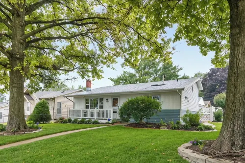 Family Home Min to Henry Dorley Zoo, Charles Schwab Field, Covered Porch, 4TVs - 방갈로