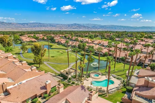 Beautiful condo at the Oasis Palm Desert. Golf and community pool