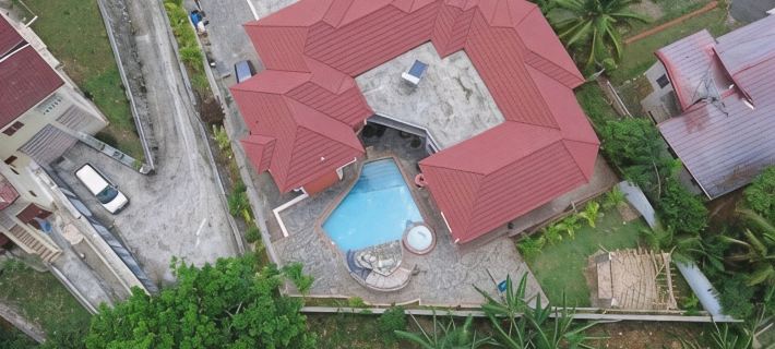 Spacious 5-bedroom house in lovely Kingston with WiFi, AC Отели в г. Кингстон