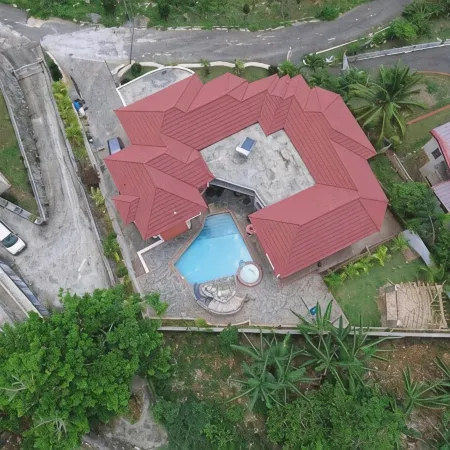 Spacious 5-bedroom house in lovely Kingston with WiFi, AC